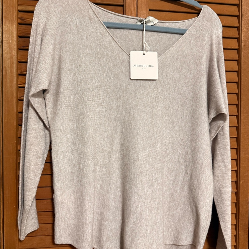 Elegant Cream V-Neck Women's Top - Picture 3 of 3